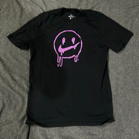 Nike T shirt, melting smile. BLACK/PURPLE Limited Edition - Picture 1 of 5